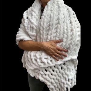 AVIVA STANOFF MARSHMALLOW POLYESTER THROW‎